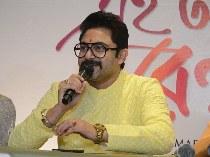 <p>এই সময় একটি দিনও নষ্ট করতে নারাজ ছিলেন অভিনেতা। সেই কারণেই প্রচার চালিয়ে গিয়েছিলেন। কিন্তু শুক্রবার সকালেই গুরুতর অসুস্থ হয়ে পড়েন তিনি। বাড়ে গায়ের জ্বর। </p>