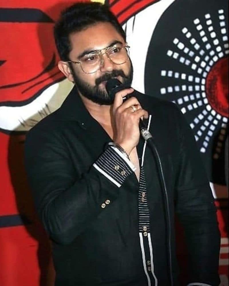 অন্যদিকে 'অমানুষ' ছবিতে একেবারে অন্য ধারার চরিত্রে অভিনয় করে তাক লাগিয়ে দিয়েছিলেন সোহম। ফিল্ম ক্রিটিকদের প্রশংসার পাশাপাশি টলিউডের অন্যান্য অভিনেতা-অভিনেত্রীরাও সোহমের নয়া অবতারে বেশ মুগ্ধ হয়।