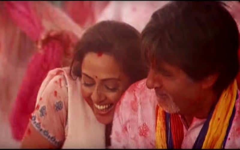 হোলি খেলে রাঘুবীরাঃ বাগবান ছবির এই গানও যথেষ্ট জনপ্রিয়। ছবিতে ছিলেন অমিতাভ বচ্চন ও হেমা মালিনি।