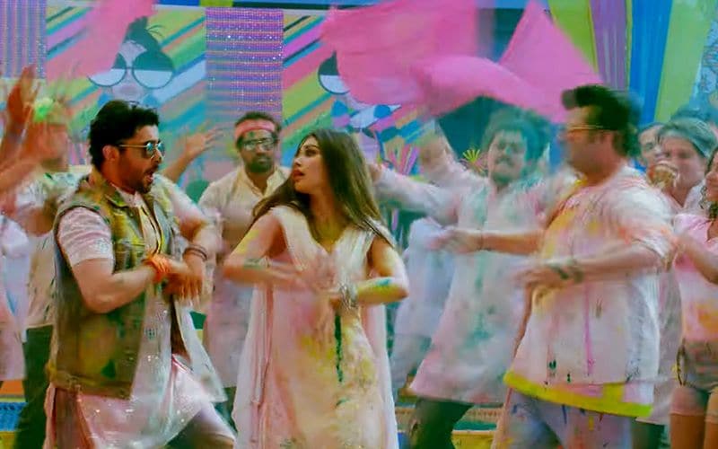 হোলি ম্যায় রঙ গিলেঃ ২০২০-র হোলি মাতাতে মুক্তি পেল এবার এই গান। রয়েছেন মৌনি রায়।
