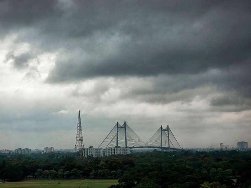 বিক্ষিপ্তভাবে বৃষ্টি চলবে আগামী রবিবার পর্যন্ত। বৃহস্পতিবার বাড়বে বৃষ্টির সঙ্গে ঝড়ো হাওয়া। কলকাতায় আজ আংশিক মেঘলা আকাশ থাকবে। বাতাসে জলীয় বাষ্প থাকায় ক্রমশ অস্বস্তি বাড়বে দিনের বেলায়।