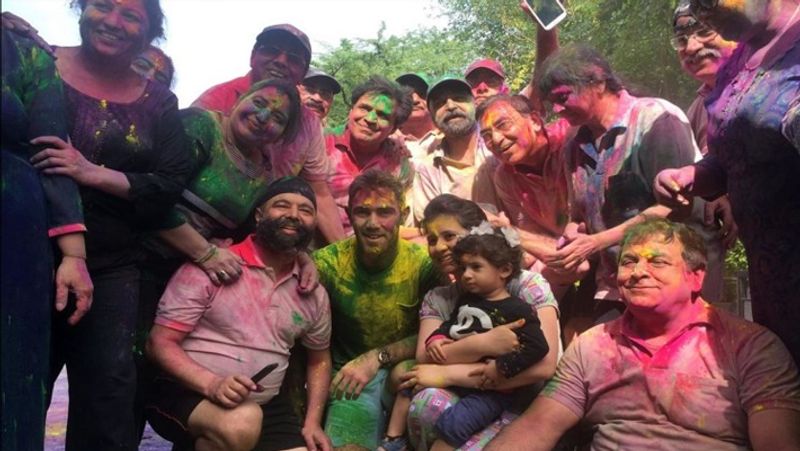 পারিবারিক উৎসবঃ পরিবারের সকলে মিলে এই দিন এক জায়গায় হয়ে রঙের উৎসবে মেতে উঠা যেতে পারে।