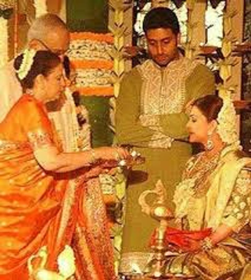 As per BollywoodLife, the spokesperson of the actor has rubbished all the pregnancy claims and said that “it was the doing of a bad camera angle and nothing more”. Check out the picture that started it all and created a buzz on the internet below.