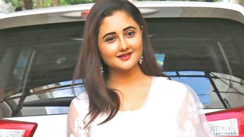 Rashmi Desai Meet her Iranian Fan and Look Her Reaction on Corona Virus KPG