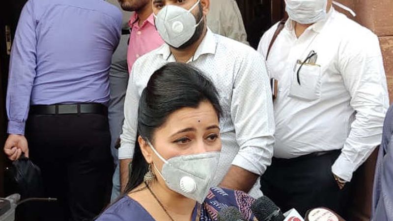 এই সার্জিকাল মাস্কের দুটো দিক থাকে। হালকা নীল এবং সাদা। সাদা অংশটাতে ফিল্টার থাকে যা ভেদ করে জীবাণু ঢুকতে পারে না।