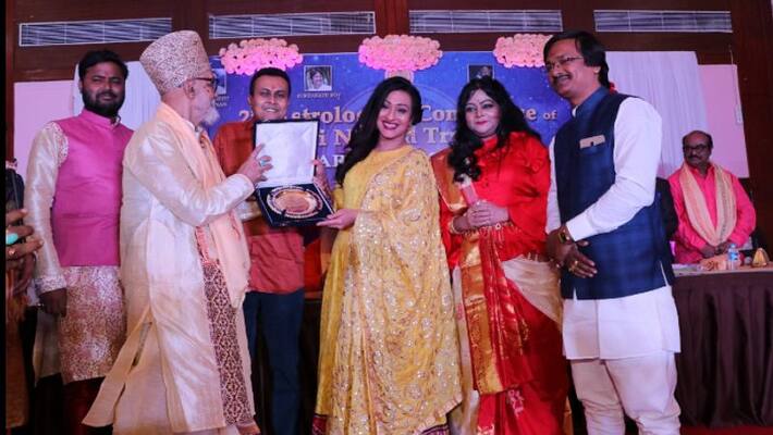 Actor Rituparna Sengupta got another award in a programme at Kolkata Actor Rituparna Sengupta got another award in a programme at Kolkata