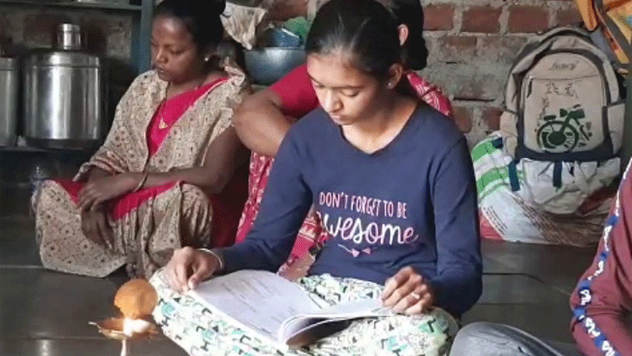 maharashtra news daughter take 10 exam after her mother death kpr maharashtra news daughter take 10 exam after her mother death kpr