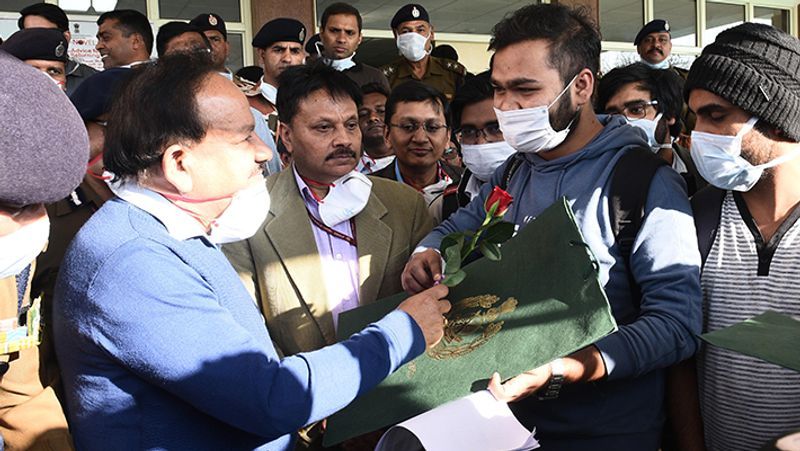 মাস্ক পরার সময় অনেকেই নাক খোলা রেখে শুধু মুখটা ঢেকে রাখে। এটা ঠিক নয়। তাই নাকের সঙ্গে মেটাল অংশটা চেপে নিচের থুতনির অংশ উভয়ই ঢেকে রাখতে হবে।
