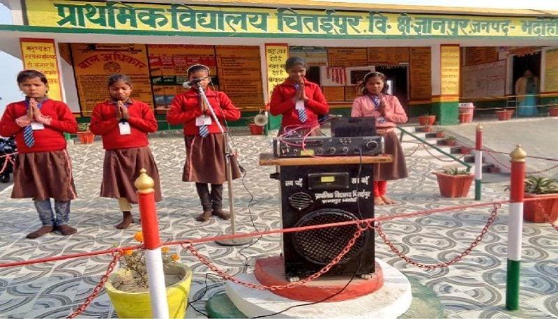 See this is Chittipur Primary School. Here, teacher Arvind Pal's example becomes an example, students study in such a digital way asa
