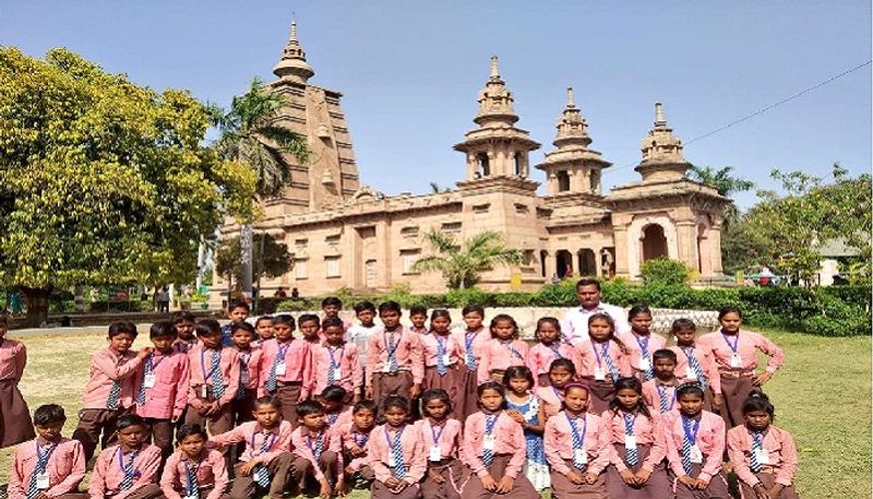 See this is Chittipur Primary School. Here, teacher Arvind Pal's example becomes an example, students study in such a digital way asa
