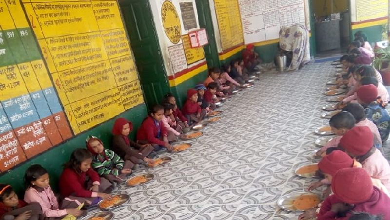See this is Chittipur Primary School. Here, teacher Arvind Pal's example becomes an example, students study in such a digital way asa