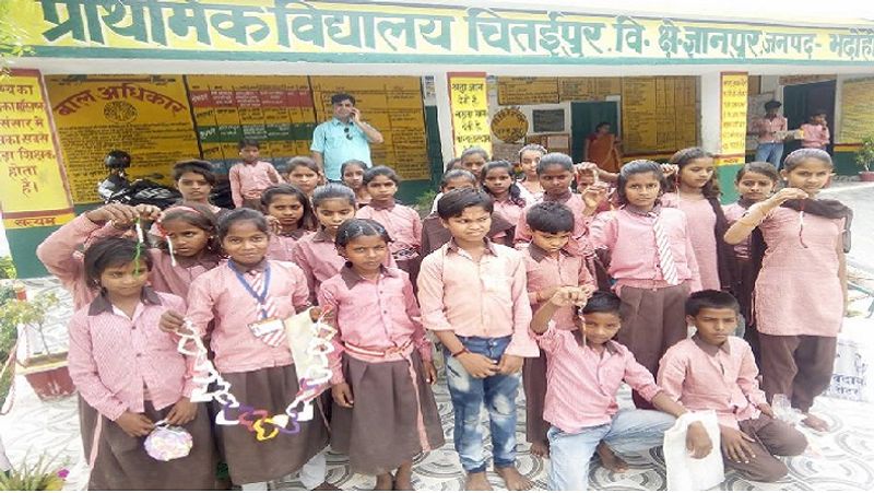 See this is Chittipur Primary School. Here, teacher Arvind Pal's example becomes an example, students study in such a digital way asa