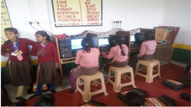 See this is Chittipur Primary School. Here, teacher Arvind Pal's example becomes an example, students study in such a digital way asa