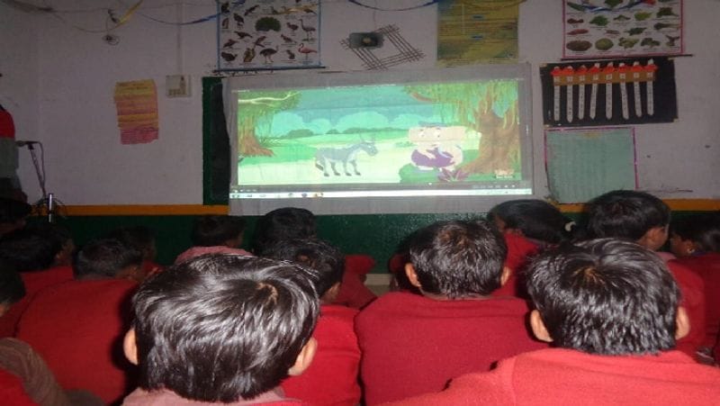See this is Chittipur Primary School. Here, teacher Arvind Pal's example becomes an example, students study in such a digital way asa
