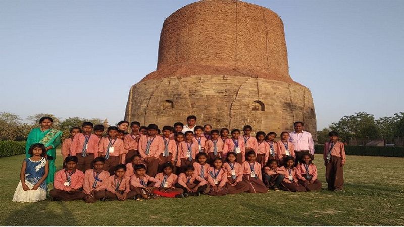 See this is Chittipur Primary School. Here, teacher Arvind Pal's example becomes an example, students study in such a digital way asa