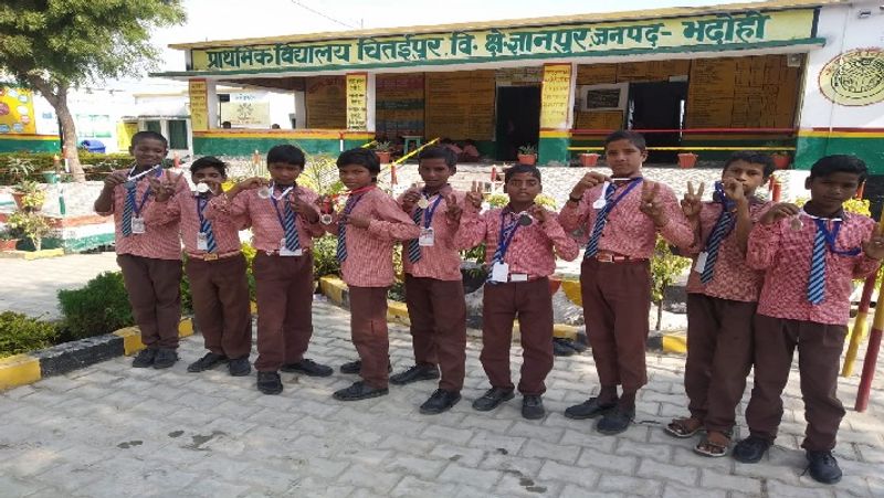 See this is Chittipur Primary School. Here, teacher Arvind Pal's example becomes an example, students study in such a digital way asa