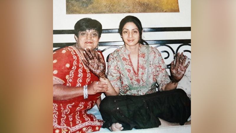 Sridevi rare pics from Sanjay kapoor And Maheep kapoor mehendi ceremony KPY