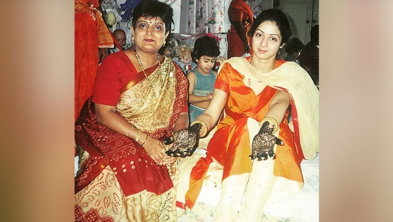 Sridevi rare pics from Sanjay kapoor And Maheep kapoor mehendi ceremony KPY