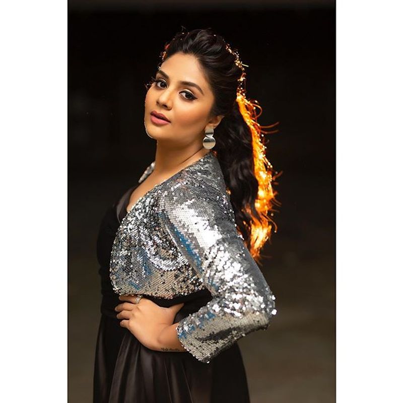 (Courtesy _ Instagram) సోషల్ మీడియాలో ఈ బ్యూటీ చాలా యాక్టివ్ గా ఉంటుంది.