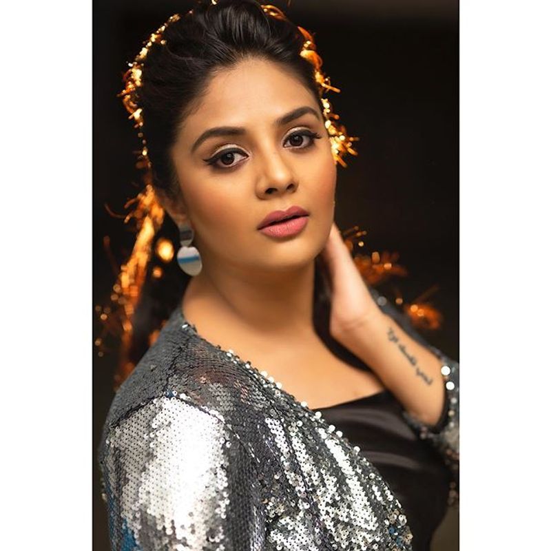 (Courtesy _ Instagram) ఎప్పటికప్పుడు ఫోటోషూట్ లలో పాల్గొంటూ తన ఫోటోలను అభిమానులతో షేర్ చేసుకుంటోంది.