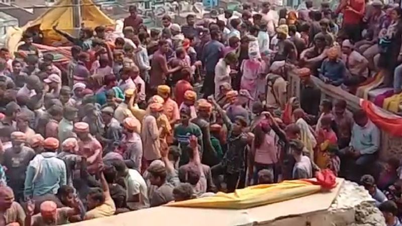 lathmar holi celebration in mathura kpl