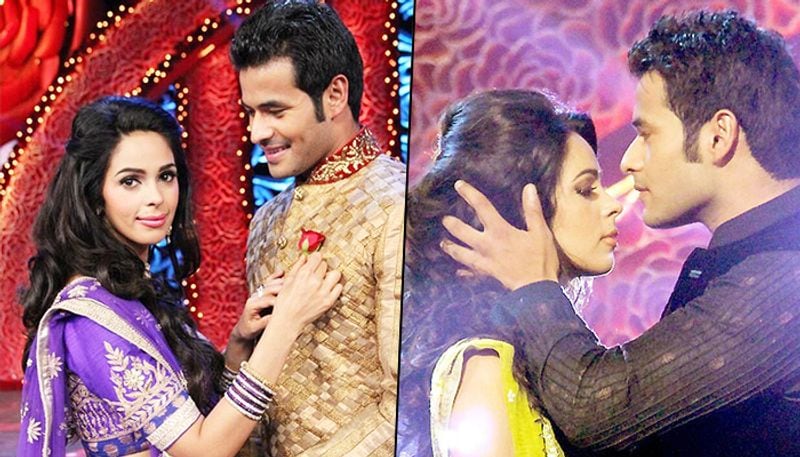 Mallika Sherawat and Vijay Singh: On a television show 'The Bachelorette India - Mere Khaayalon Ki Mallika', the actress chose Vijay Singh as her partner. Mallika also got engaged to him. But later the couple broke off their relationship.