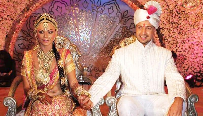 Rakhi Sawant and Elesh Parujanwala: In 2009, on a reality show titled Rakhi Ka Swayamwar, actress Rakhi Sawant got engaged to Elesh. However, the couple later separated.