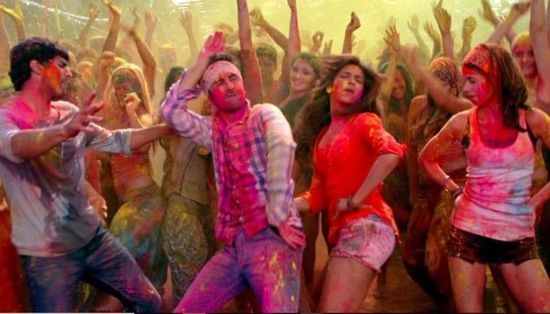 যাদবপুর অঞ্চলেও বৃদ্ধি পেয়েছে কন্ডোম ও গর্ভনিরোধক পিলের বিক্রি। এই অঞ্চলের আশেপাশে রয়েছে বিশ্ববিদ্য়ালয় ও একাধিক কলেজ। এই অঞ্চলে একটা বড় অংশে বহিরাগত ছাত্র-ছাত্রীদের মেস ও হোস্টেলে ভর্তি। ওষুধ বিক্রেতার দাবি, কন্ডোম ও গর্ভনিরোধক পিলের বিক্রির বৃদ্ধিতে যে ক্রেতাদের দল রয়েছে তারা সবই অল্পবয়সী ছেলে-মেয়ে।