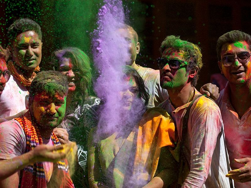 গড়িয়া স্টেশন জুড়েও রয়েছে একাধিক ইঞ্জিনিয়ারিং কলেজ। এই অঞ্চলেও বহু ছাত্র-ছাত্রীর বসবাস। এর একটা বড় অংশই হল ইঞ্জিনিয়ারিং এবং ম্য়ানেজমেন্ট পড়ুয়া। স্থানীয় ওষুধ বিক্রেতার দাবি, হোলি এলেই ছেলেমেয়েরা ভীড় জমান দোকানে। এবং এদের বড় অংশই কন্ডোম ও গর্ভনিরোধক পিলের ক্রেতা।