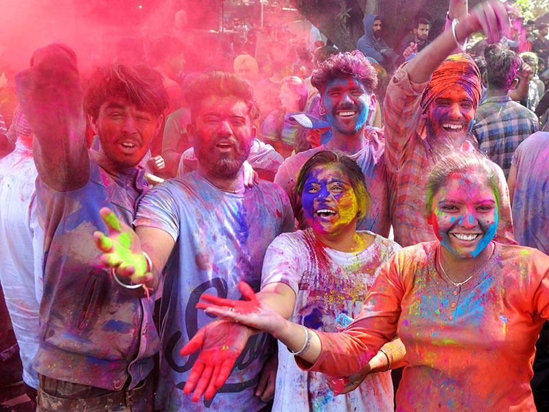 দমদম অঞ্চলেও রয়েছে অসংখ্য় ছাত্র-ছাত্রীর বসবাস। ওষুধ বিক্রেতাদের পরিসংখ্য়ান বলছে, হোলির সময় তাদের এখানেও কন্ডোম ও গর্ভনিরোধক পিলের বিক্রি বেড়ে যায়। এবারও সেই পথেই এগোচ্ছে।
