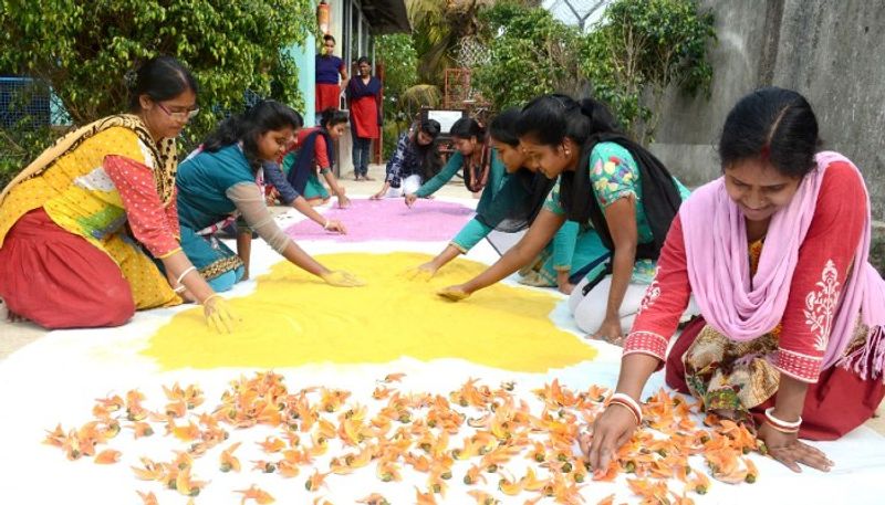 Not harmful chemicals lets play Holi with herbal colors to avoid skin problems