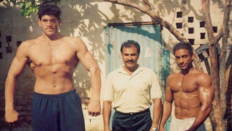 खली एक किसान परिवार से ताल्लुक रखते हैं। उनका परिवार बेहद गरीब स्थिति में रहा है। एक वक्त ऐसा भी था, जब खली को अपने भाइयों के साथ मजदूरी करनी पड़ी। आज भले खली को अंतरराष्ट्रीय पहचान मिली हुई है, लेकिन एक समय में वे सड़कों पर पत्थर तोड़ते थे।