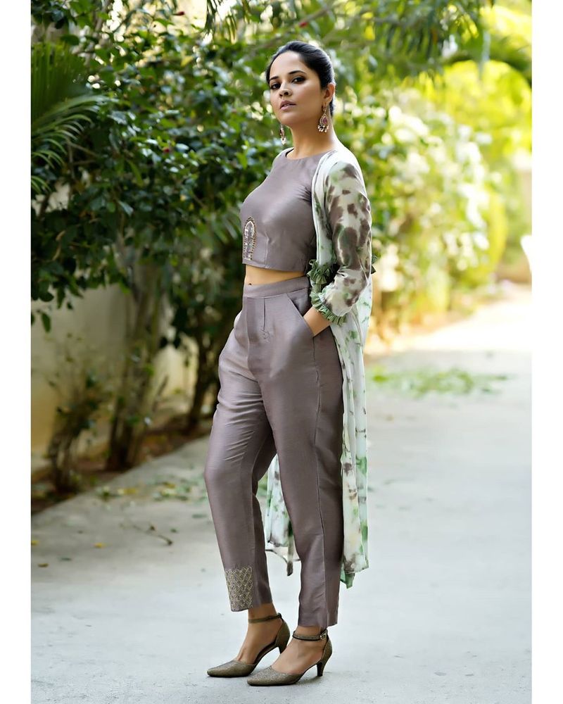 (Courtesy: Instagram)మరికొన్ని చిత్రాల్లో నటించేందుకు ఈ హాట్ యాంకర్ సిద్ధమవుతోంది.