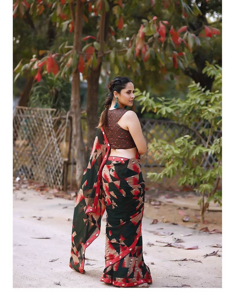 (Courtesy: Instagram) తాజాగా అనసూయ ఓ డిజైనర్ శారీలో నడుము గ్లామర్ తో మతిపోగోట్టే ఫోజులు ఇచ్చింది.