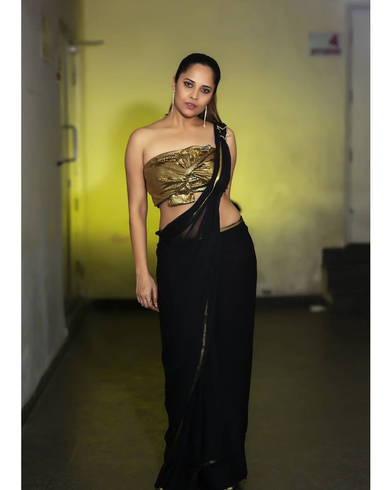 (Courtesy: Instagram) మరో ట్రెండీ అవుట్ ఫిట్ లో కూడా అనసూయ హాట్ అదరగొడుతోంది.