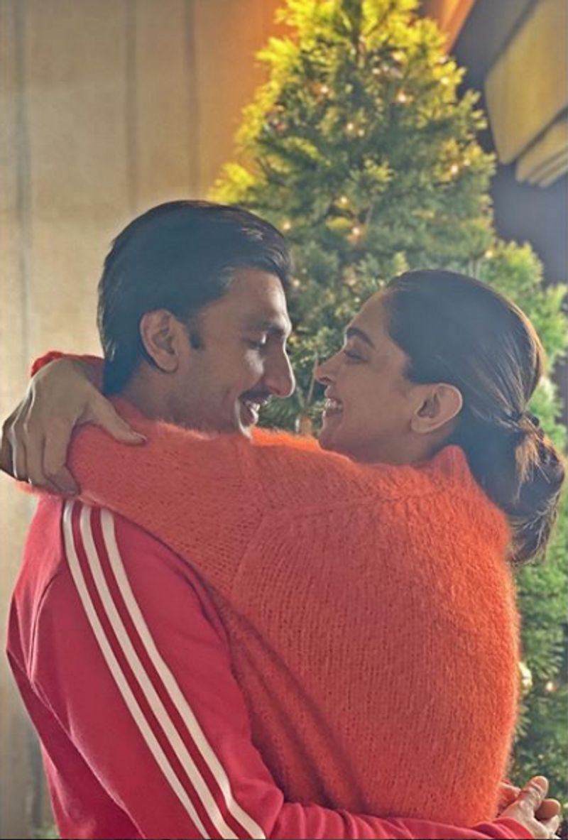 ದೀಪಿಕಾಳನ್ನು ಮೆಚ್ಚಿಸಲು ಚೆನ್ನಾಗಿ ಅಡುಗೆ ಕೂಡ ಮಾಡಿ ಕೊಡುವೆ ಎಂದಿದ್ದರು. ಆದರೆ ರಣವೀರ್ ಇಲ್ಲಿಯವರೆಗೆ ಯಾವ ಡಿಶ್ ಸಹ ಪ್ರಿಪೇರ್ ಮಾಡಿ ಕೊಟ್ಟಿಲ್ಲ ಎಂದು ದೀಪಿಕಾ ದೂರಿದ್ದಾರೆ. 