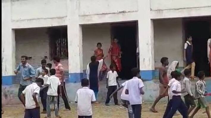 Head Master beaten vy students in Bankura Head Master beaten vy students in Bankura