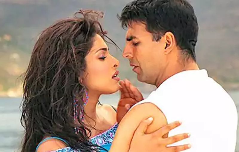 অক্ষয় কুমারঃ একটা সময় অক্ষয়-প্রিয়াঙ্কার সম্পর্ক নিয়ে তোলপাড় হয়ে গিয়েছিল বলিউড। 'মুঝসে শাদি কারোগি', 'এয়াতরাজ', 'ওয়াক্ত', 'আন্দাজ' ছবিতে তাঁদের জুটি বেশ মনে ধরে দর্শকের। দর্শকের পাশাপাশি অক্ষয়-প্রিয়াঙ্কা একের অপরের কাছাকাছি আসতে শুরু করেন।