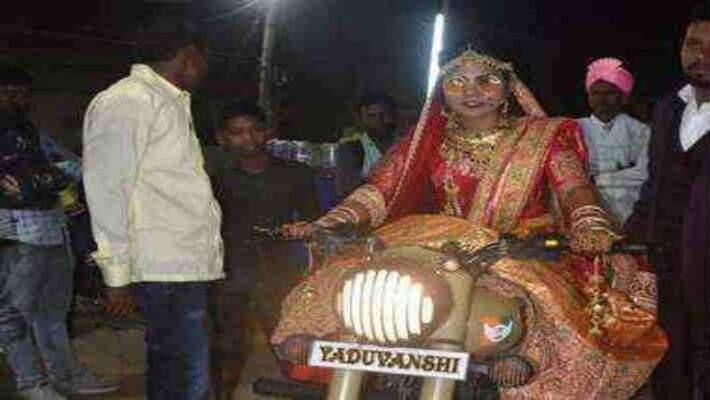 bride came on bullet put garland around the grooms neck in gaya pra bride came on bullet put garland around the grooms neck in gaya pra