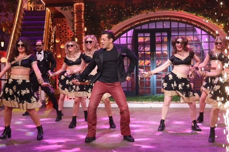 After listening to Salman's response, the audience looked shocked and were seen having a hard time laughing at Khan's joke.