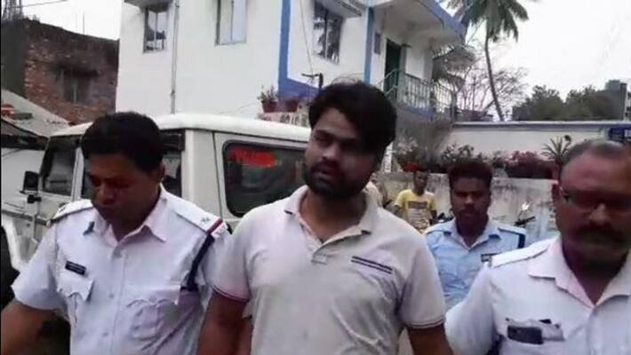 Cab driver arrested with fire arms in Rajarhat Cab driver arrested with fire arms in Rajarhat