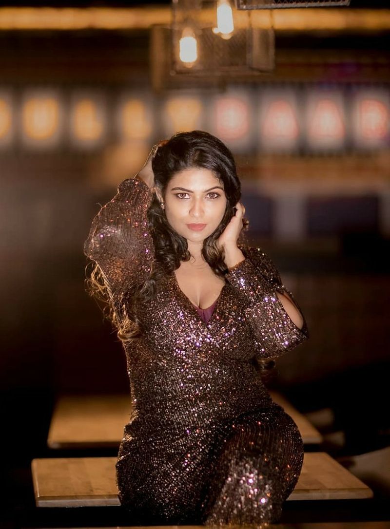 Anchor Maheswari Stunning Photo Gallery