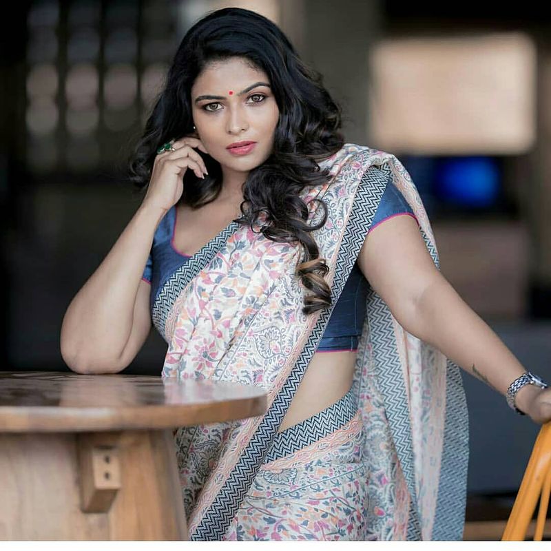 Anchor Maheswari Stunning Photo Gallery