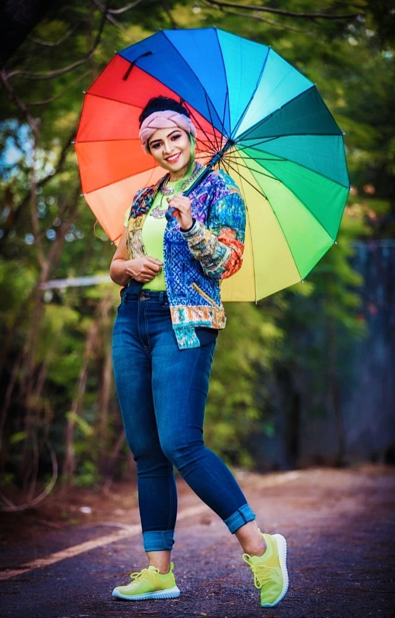 Anchor Maheswari Stunning Photo Gallery