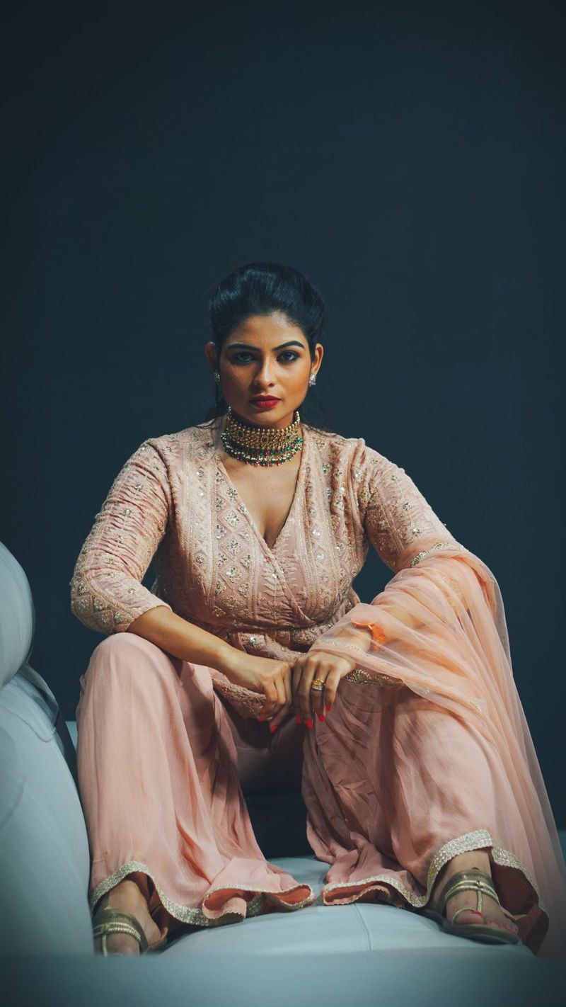 Anchor Maheswari Stunning Photo Gallery