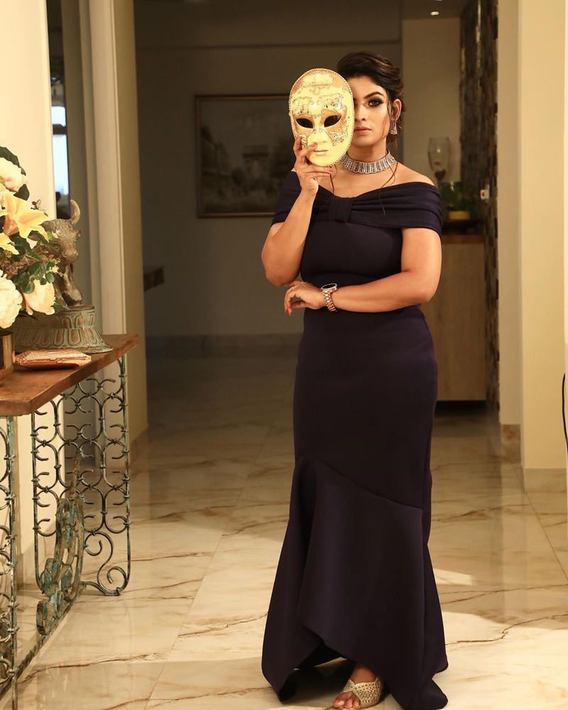 Anchor Maheswari Stunning Photo Gallery