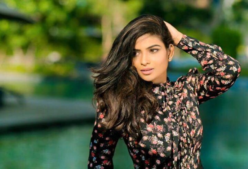Anchor Maheswari Stunning Photo Gallery