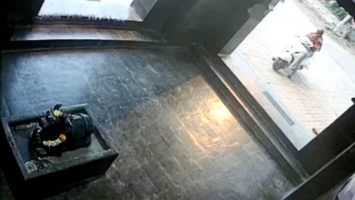 Girl had to pay a lot while trying to worship lord Shiva from outside the temple, watch video Girl had to pay a lot while trying to worship lord Shiva from outside the temple, watch video