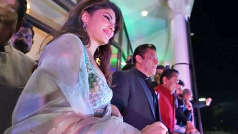 शो में कुल 11 कैटेगरीज में अवॉर्ड्स दिए जाने थे। आइफा अवॉर्ड्स का आगाज 21 मार्च को भोपाल में म्यूजिकल नाइट के साथ होना था, जिसमें कई बॉलीवुड सिंगर्स परफॉर्म करने वाले थे।