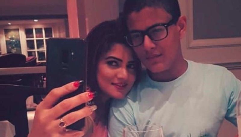 বিবাহবিচ্ছেদের কারণ হিসেবে তিনি জানা, রাজীব নাকি তাঁর উপর শারীরিক অত্যাচার চালাতেন। মদ্যপান করে এসে কেবল শ্রাবন্তীকেই নয় রীতিমত তাঁদের ছেলে অভিমুন্যর উপরেও হাত তুলেছিলেন। যার পরই বিচ্ছেদের সিদ্ধান্ত নেন তিনি।
